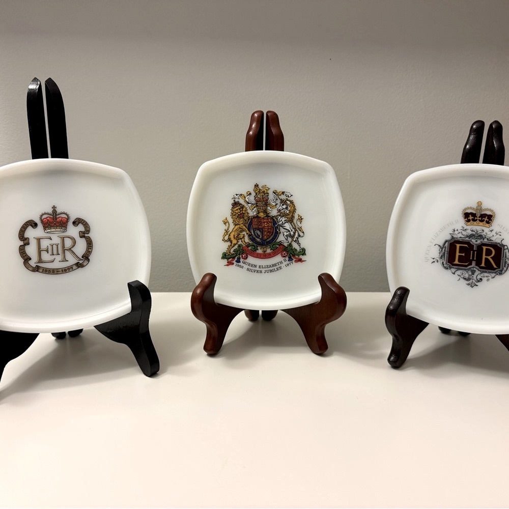 JAJ Pyrex Queen Elizabeth II Silver Jubilee Square Trinket Dish Set (3)
